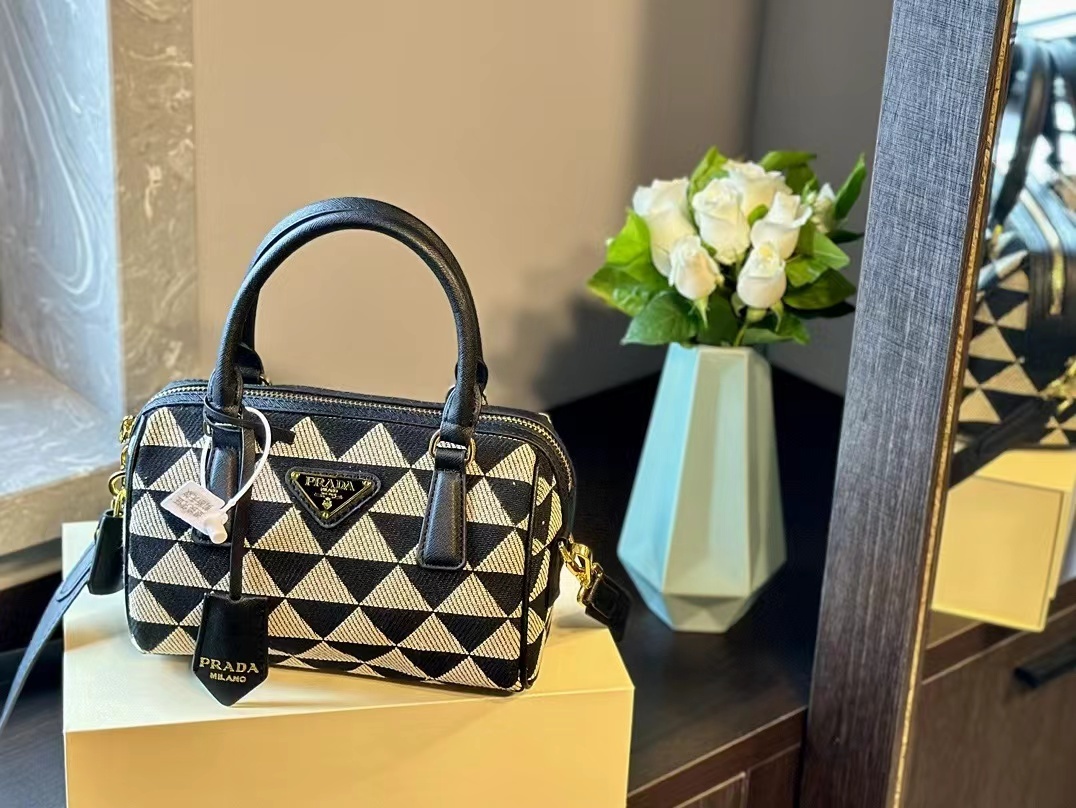 詳細な写真と価格については私に連絡してください。