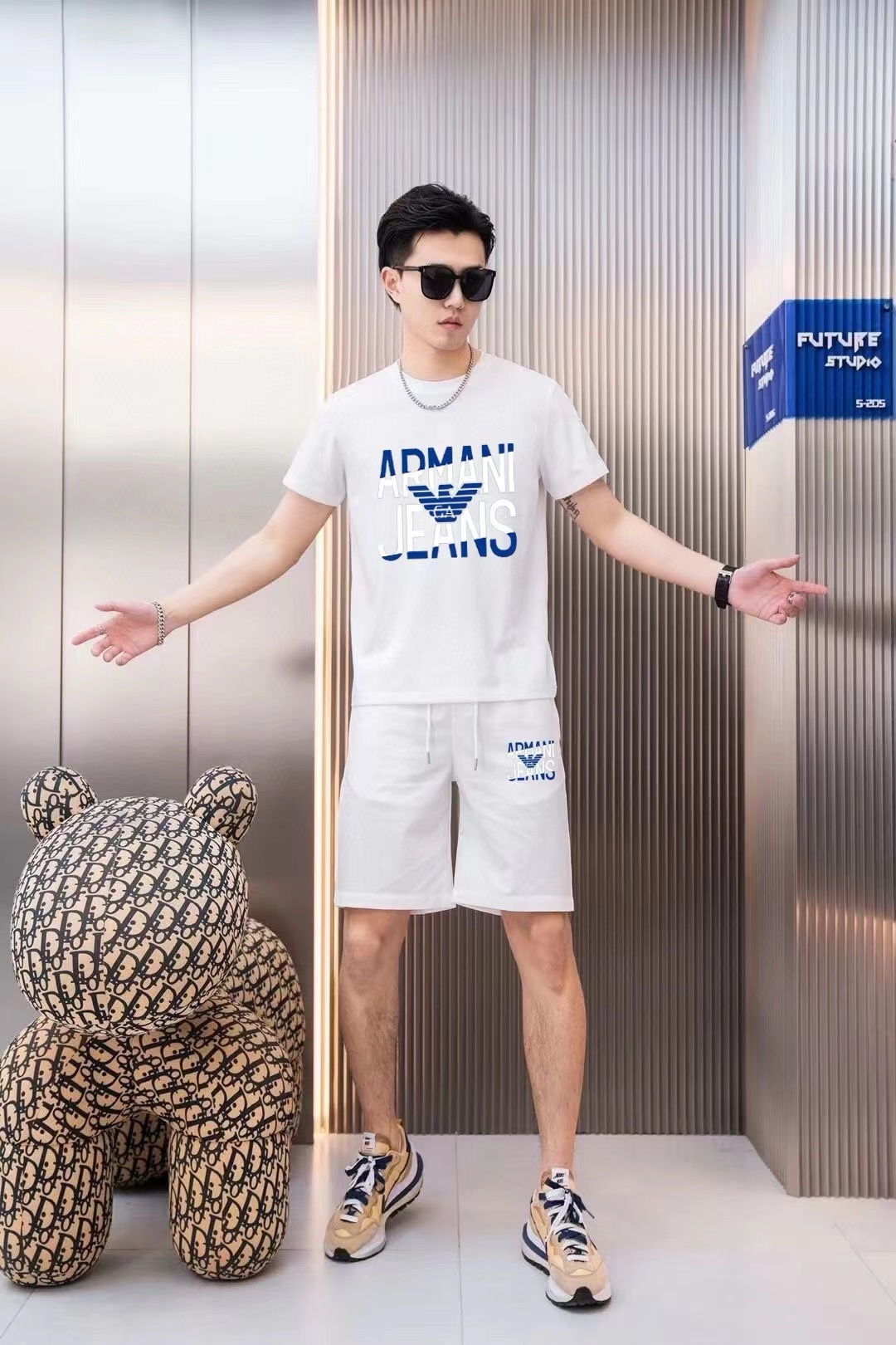 詳細な写真と価格については私に連絡してください。