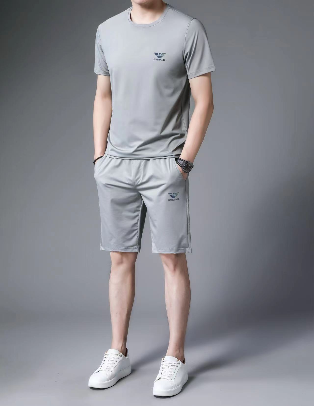 詳細な写真と価格については私に連絡してください。