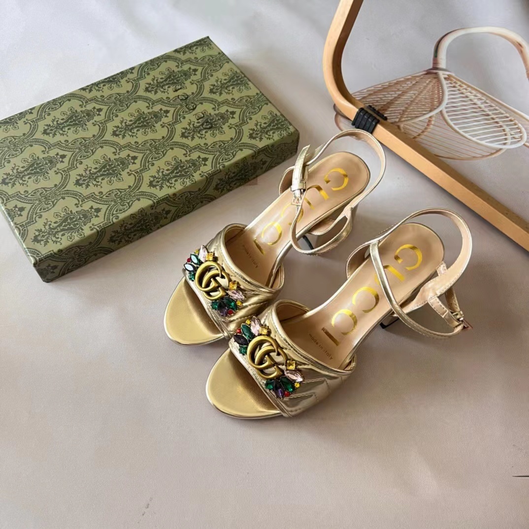 詳細な写真と価格については私に連絡してください。