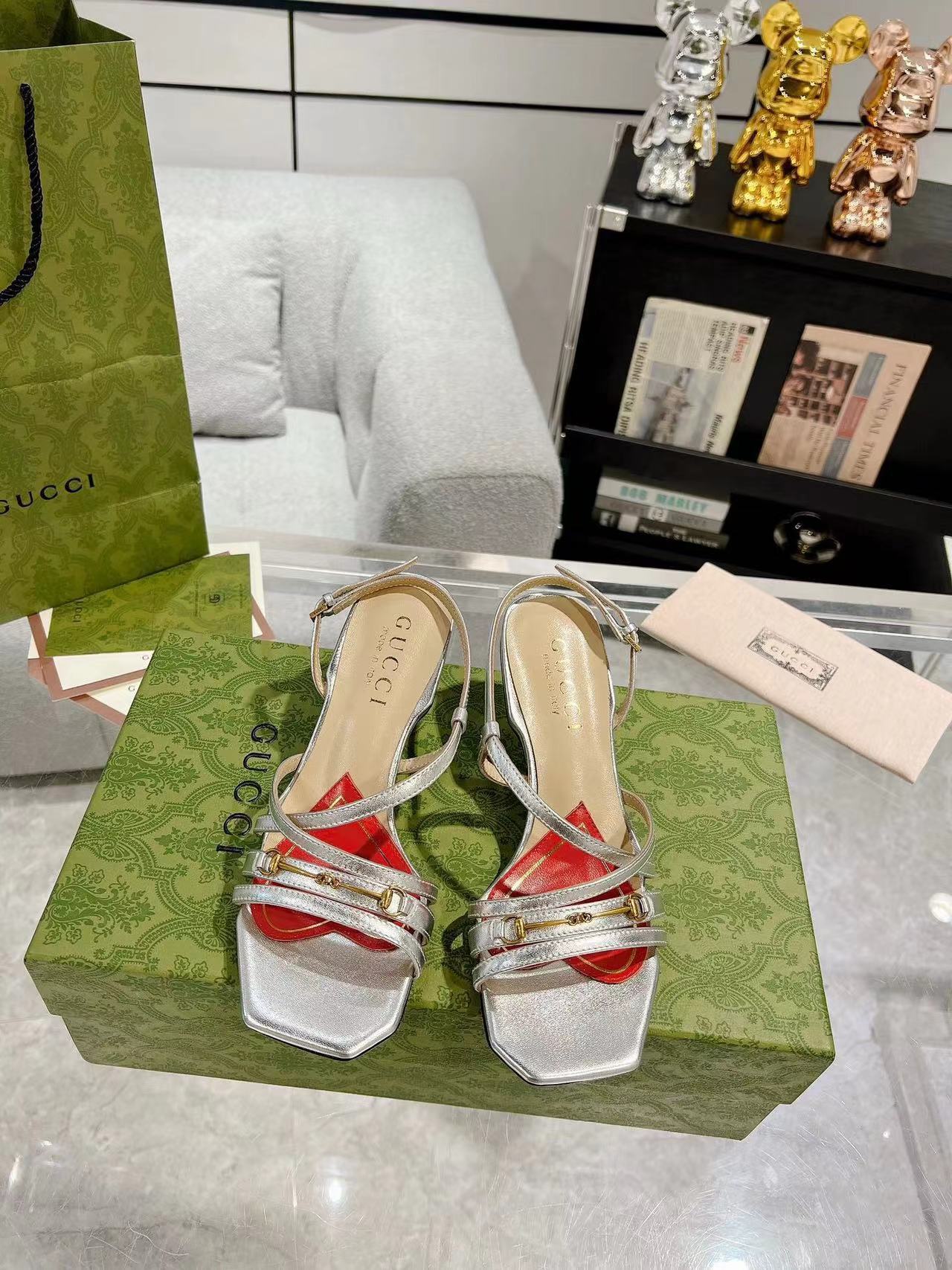 詳細な写真と価格については私に連絡してください。