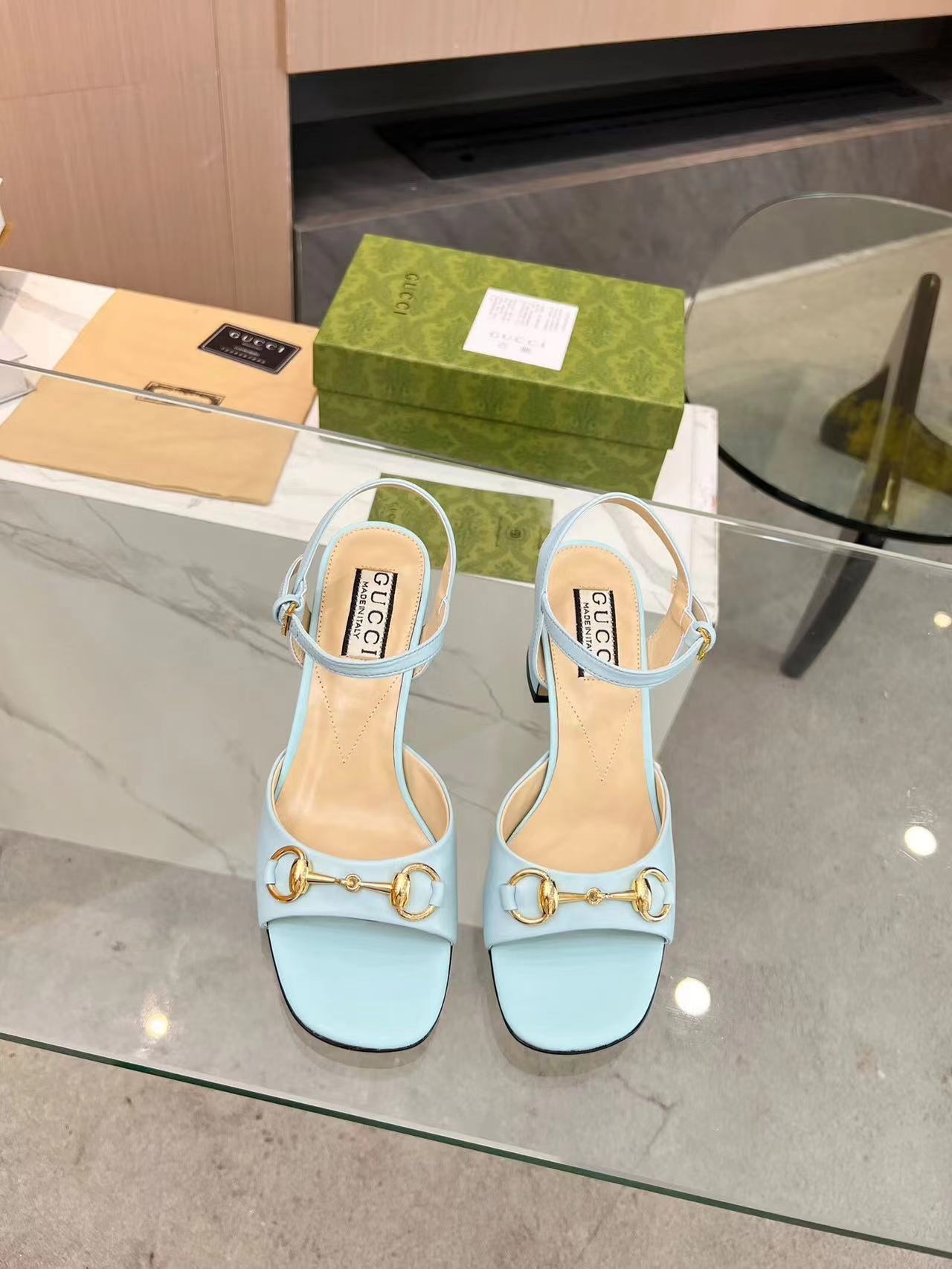 詳細な写真と価格については私に連絡してください。