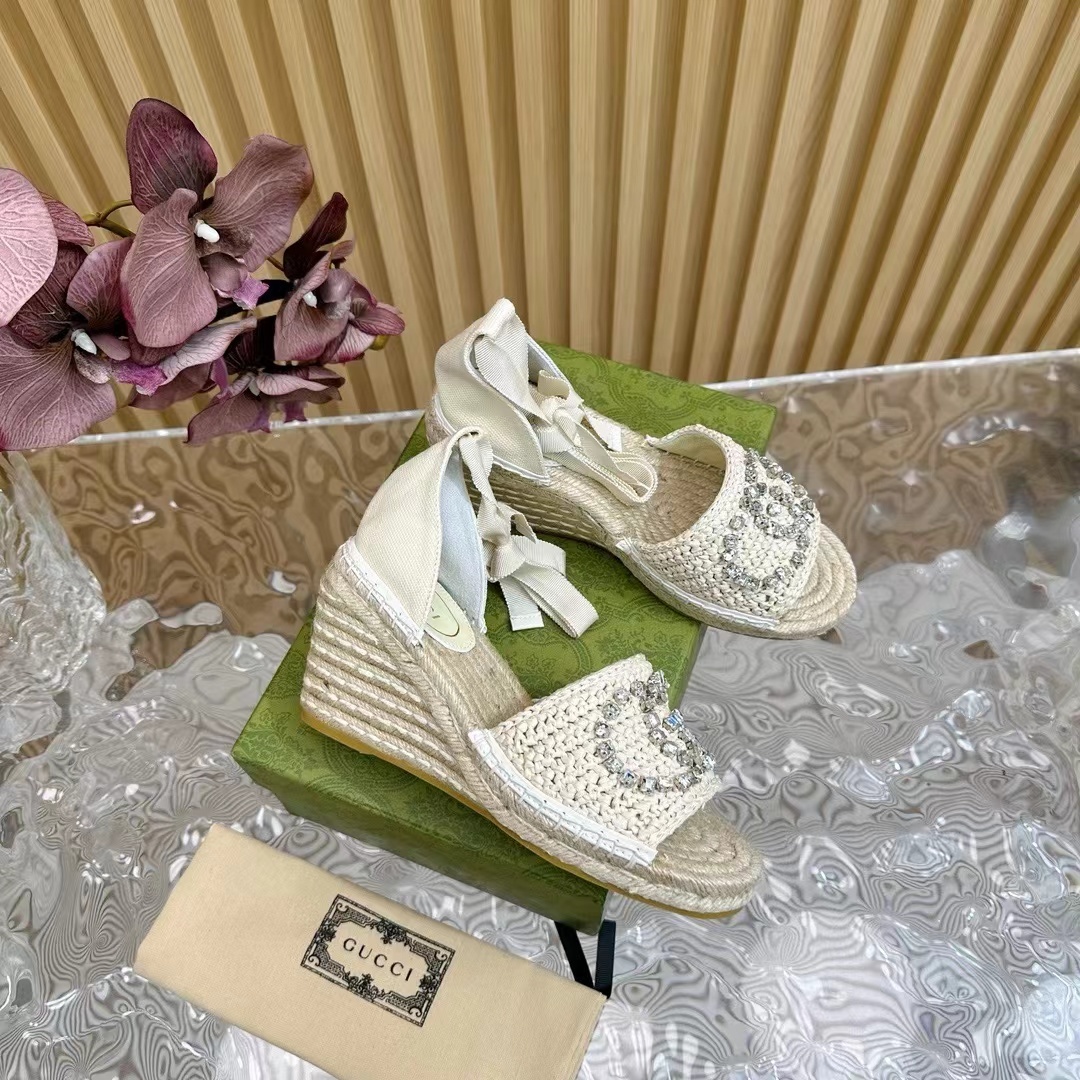 詳細な写真と価格については私に連絡してください。