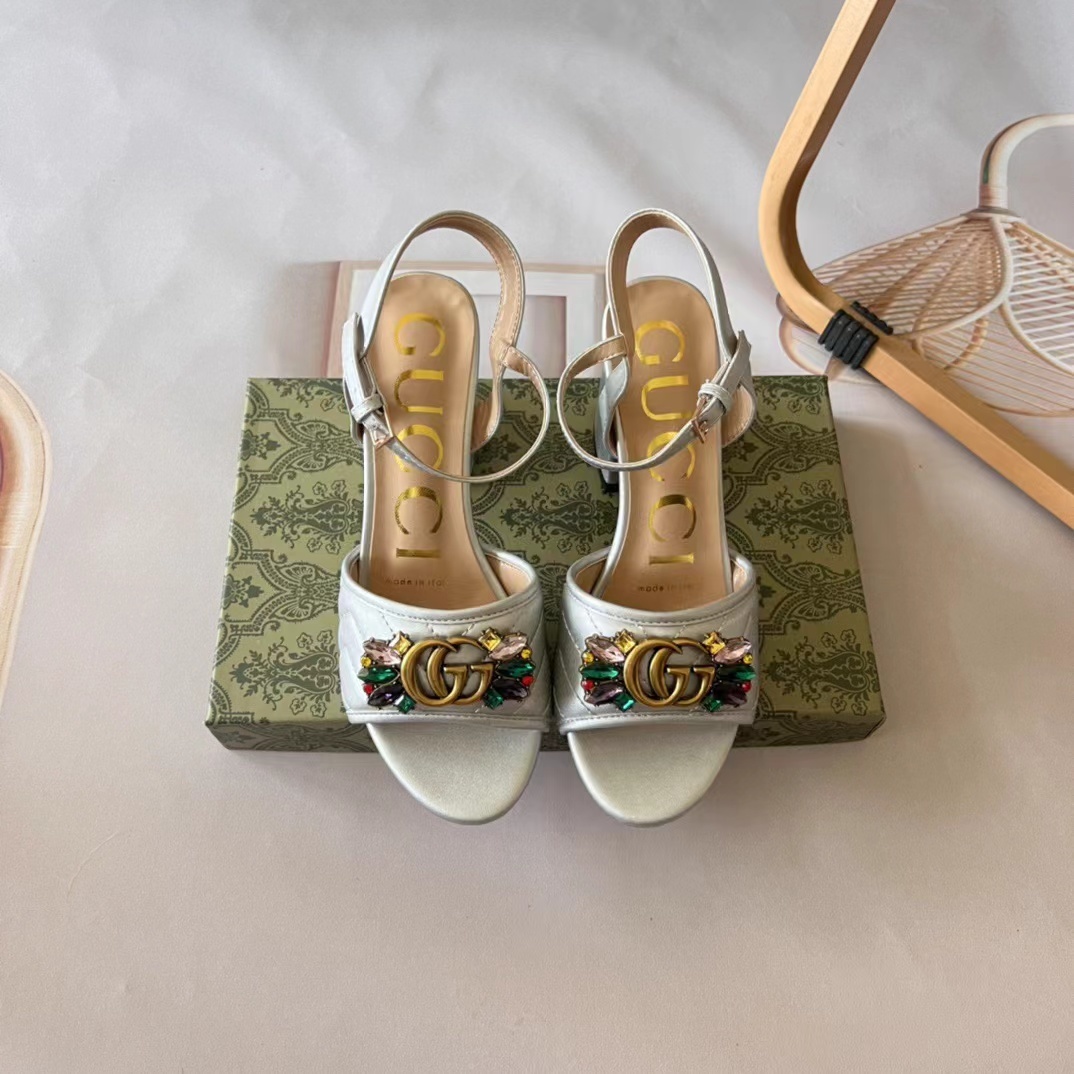 詳細な写真と価格については私に連絡してください。