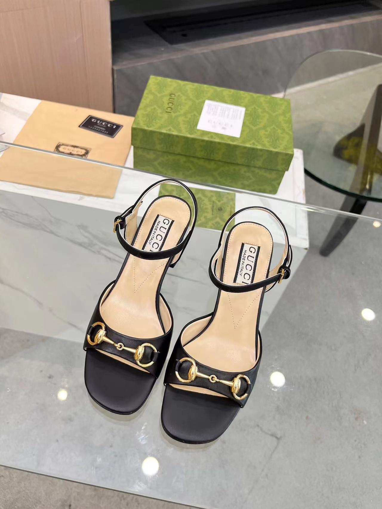 詳細な写真と価格については私に連絡してください。