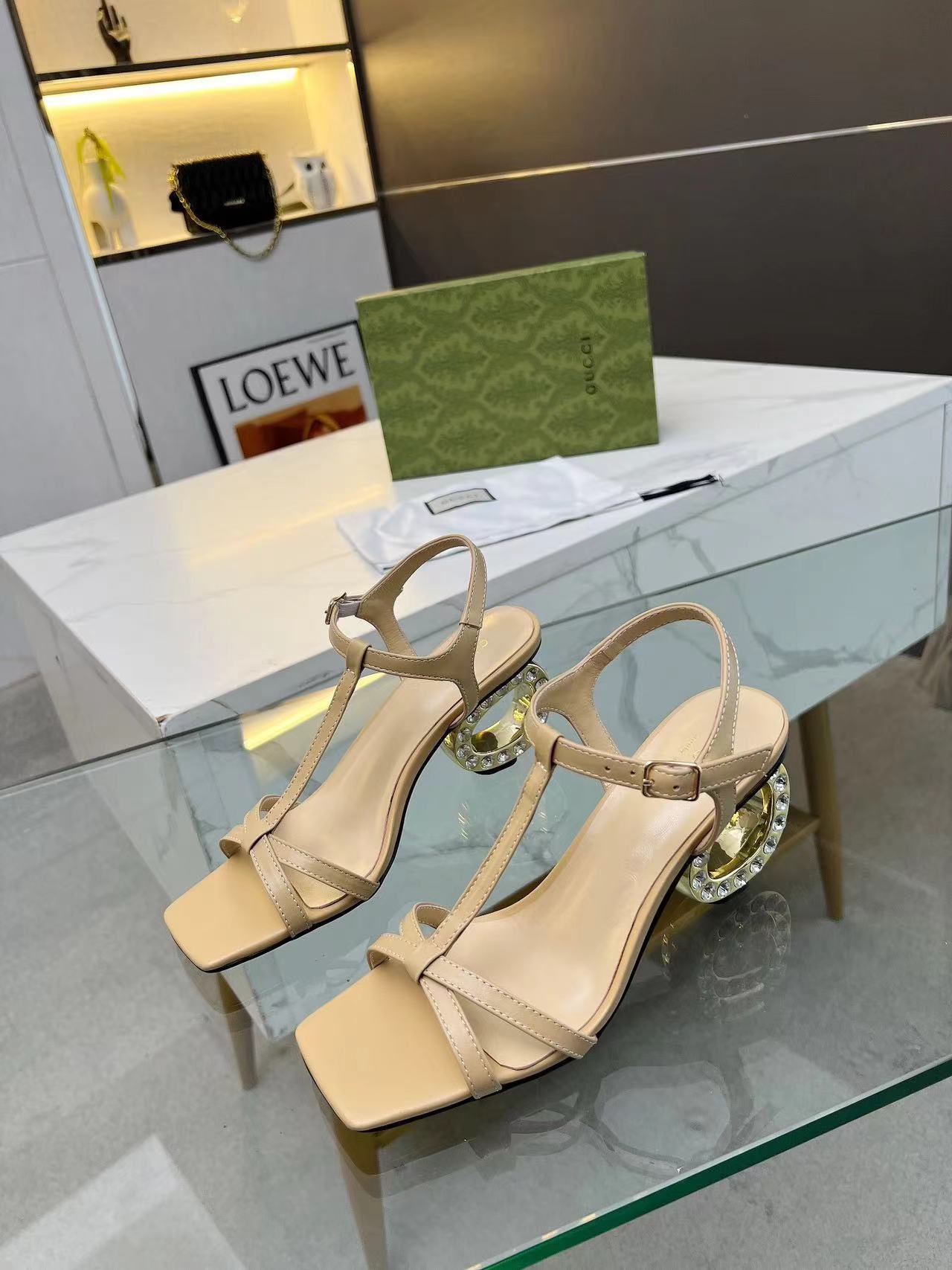 詳細な写真と価格については私に連絡してください。