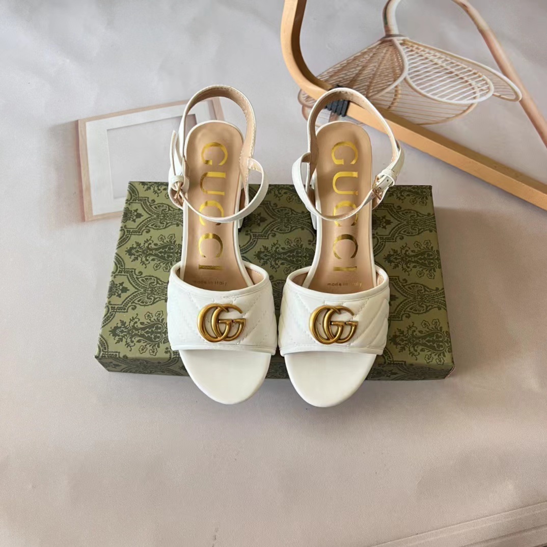 詳細な写真と価格については私に連絡してください。