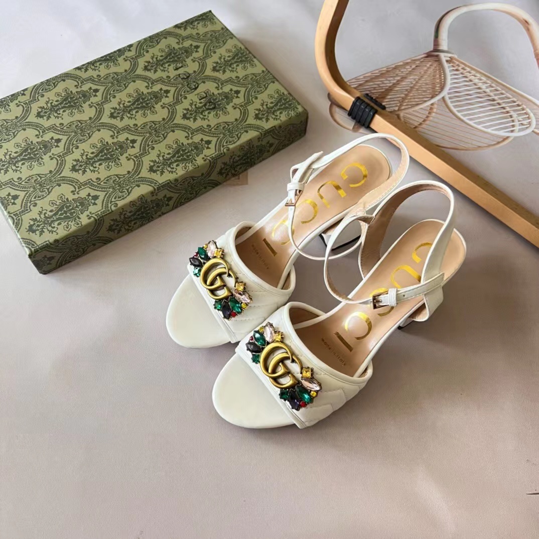 詳細な写真と価格については私に連絡してください。