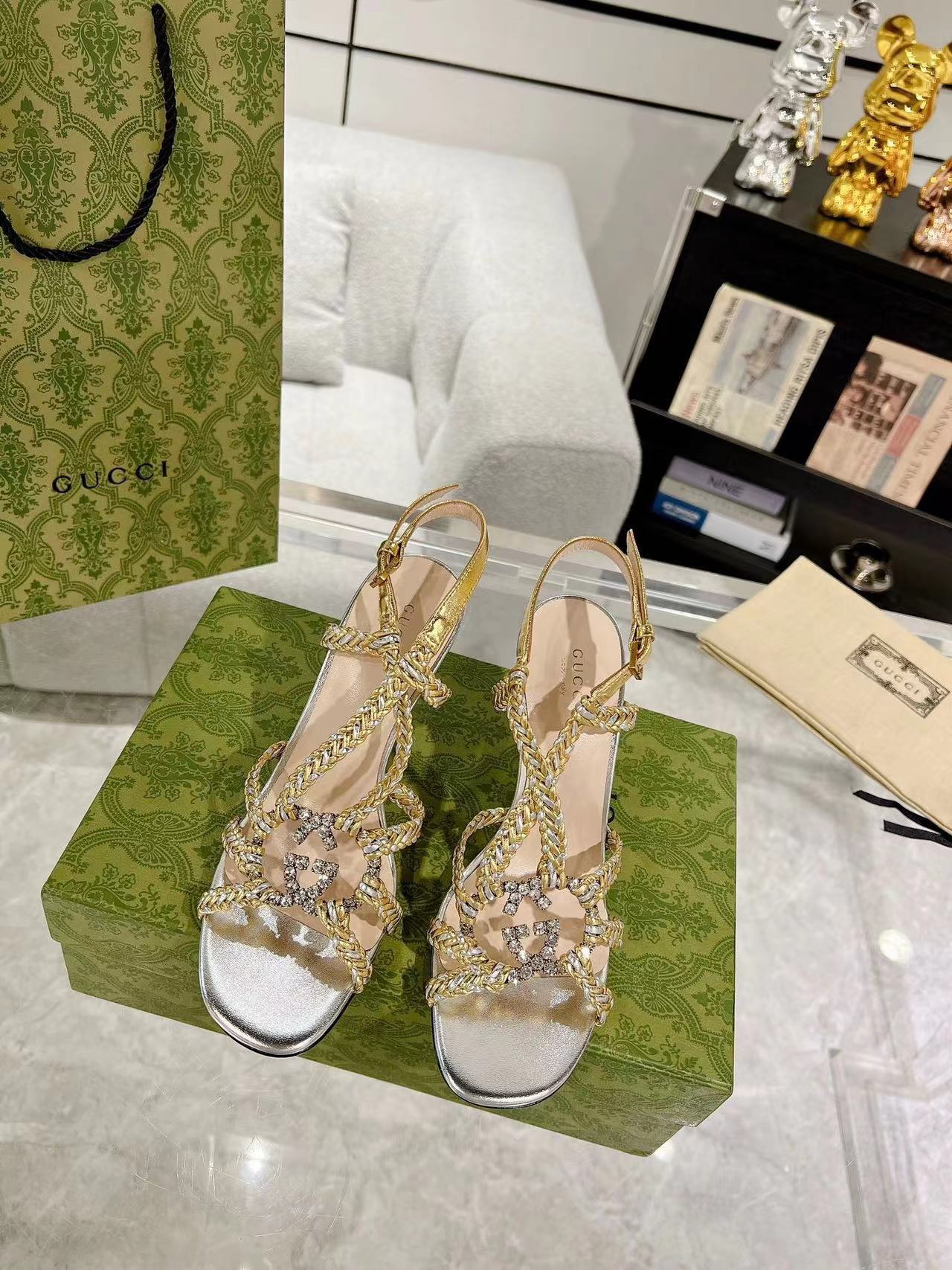 詳細な写真と価格については私に連絡してください。