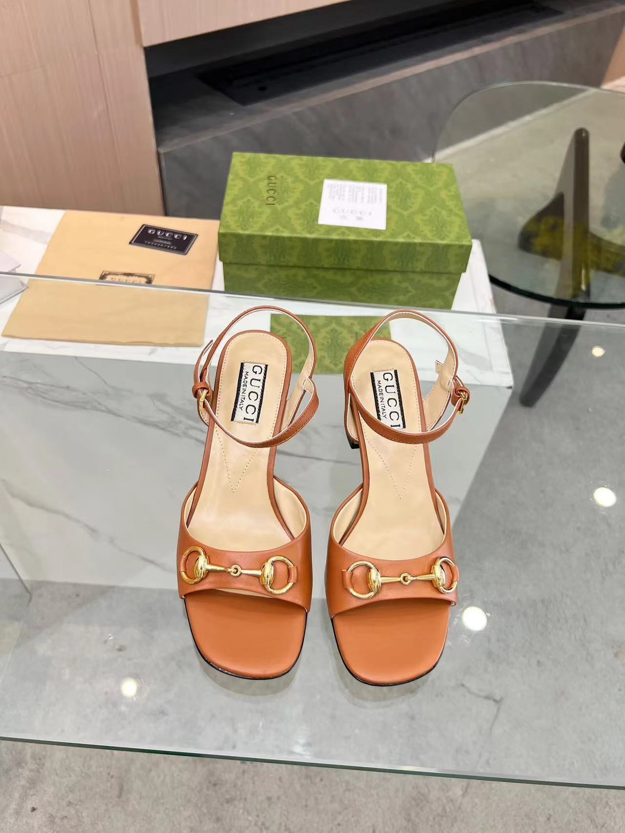 詳細な写真と価格については私に連絡してください。