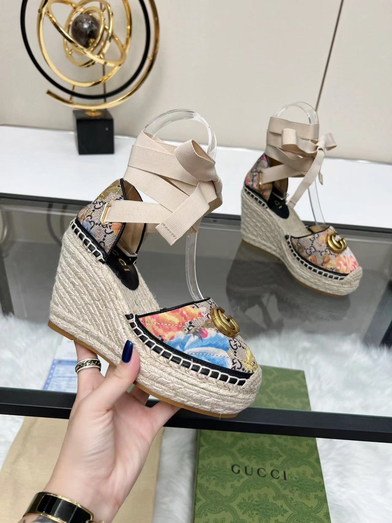 詳細な写真と価格については私に連絡してください。