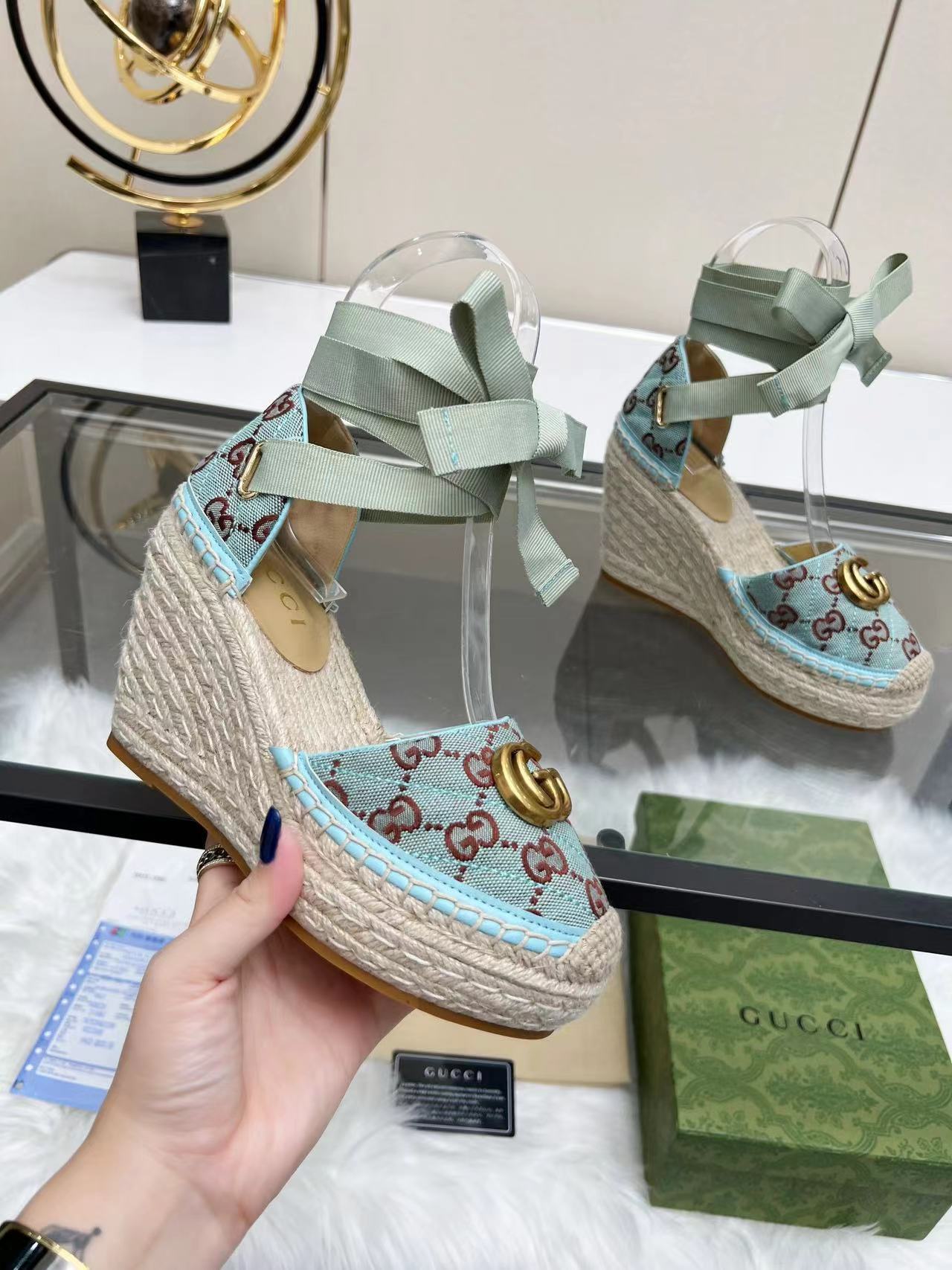 詳細な写真と価格については私に連絡してください。