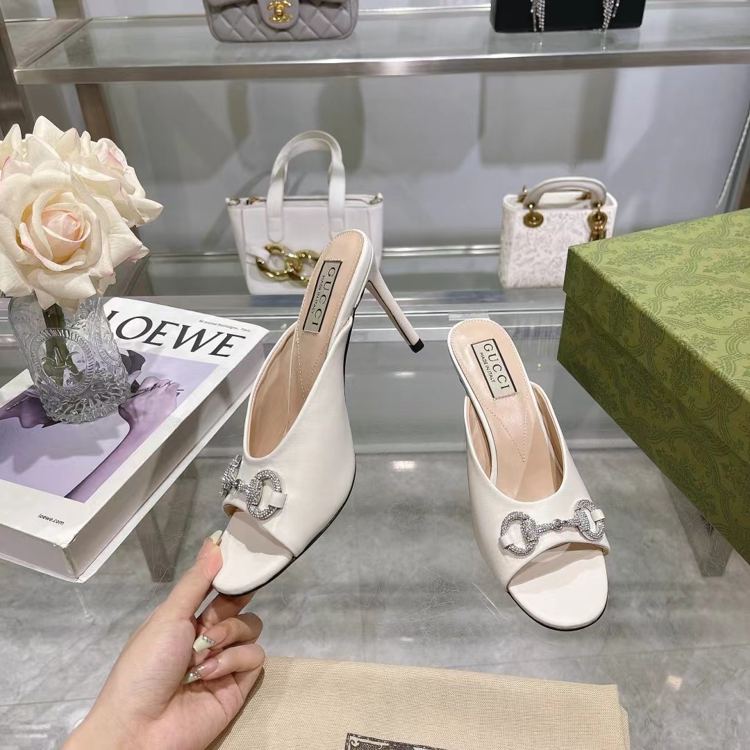 詳細な写真と価格については私に連絡してください。