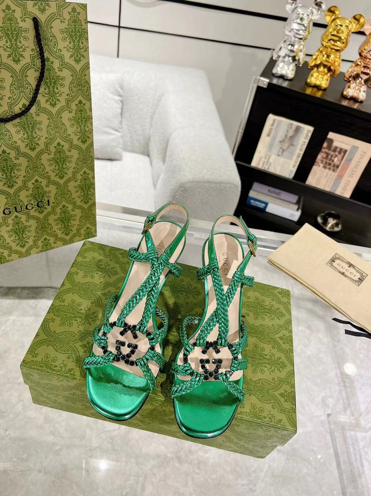 詳細な写真と価格については私に連絡してください。