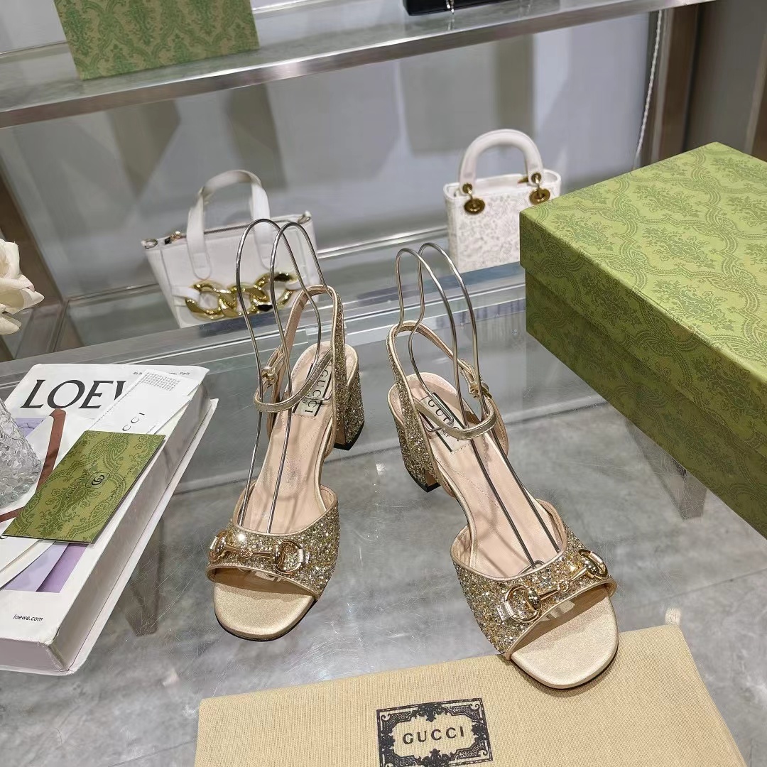 詳細な写真と価格については私に連絡してください。