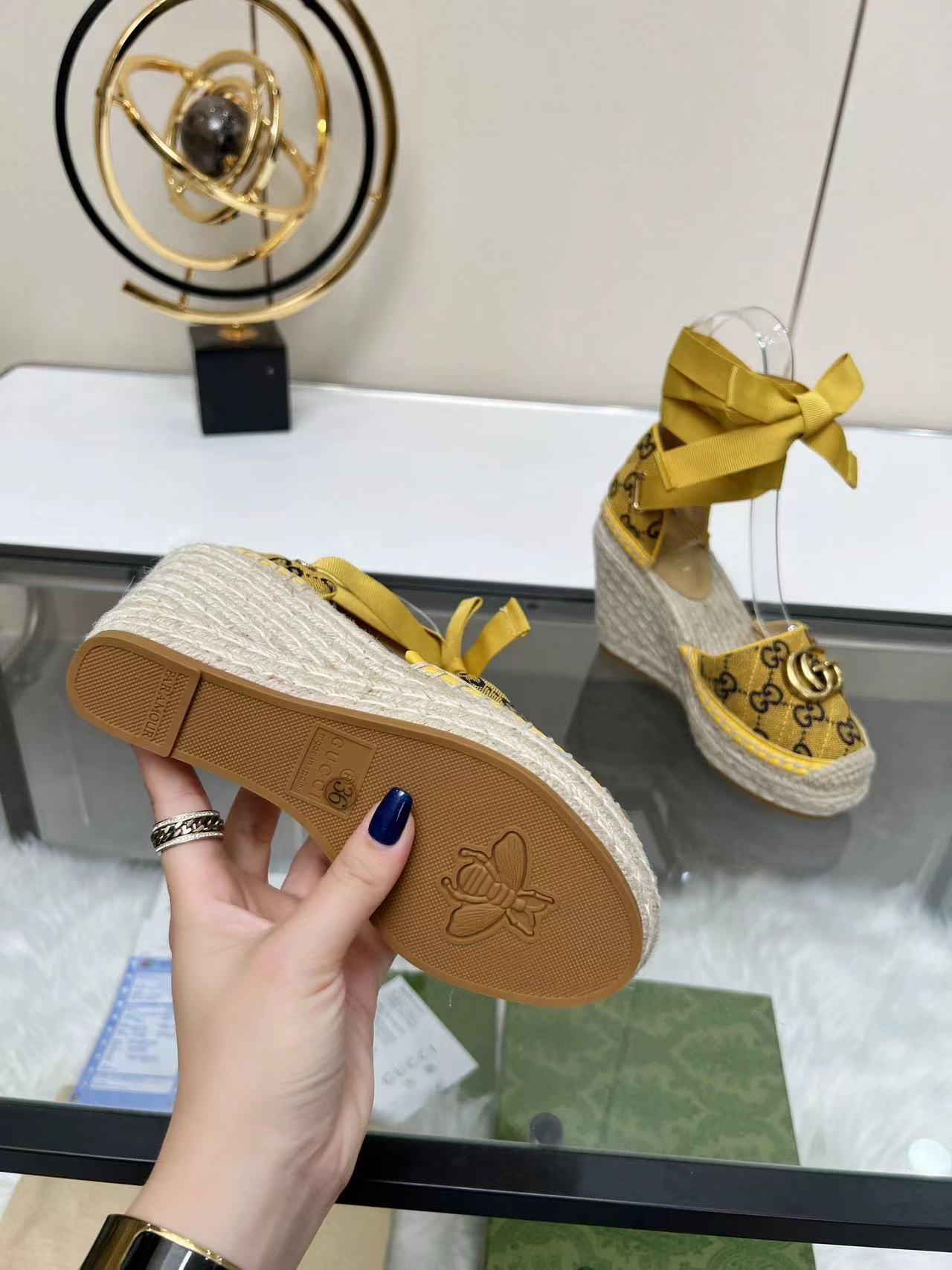 詳細な写真と価格については私に連絡してください。