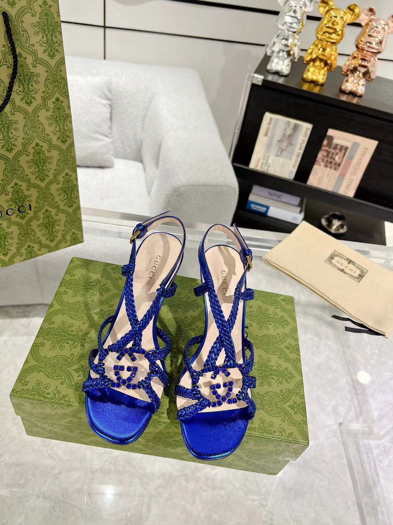 詳細な写真と価格については私に連絡してください。