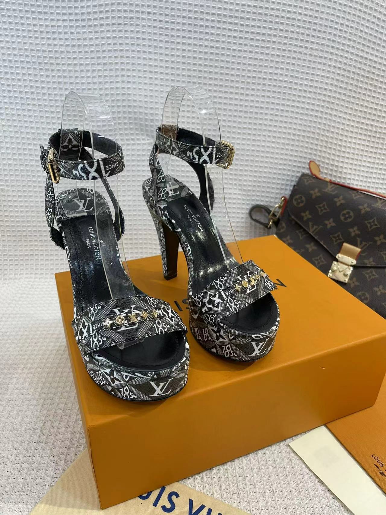 LV女サンダル