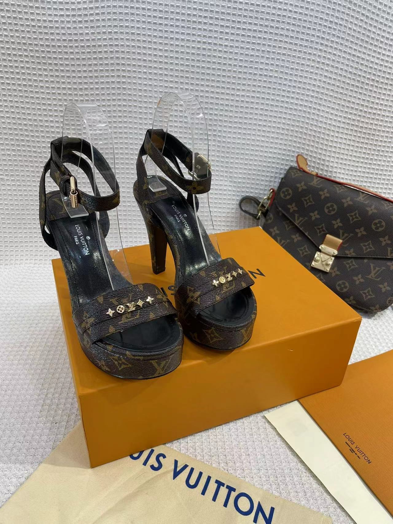 詳細な写真と価格については私に連絡してください。