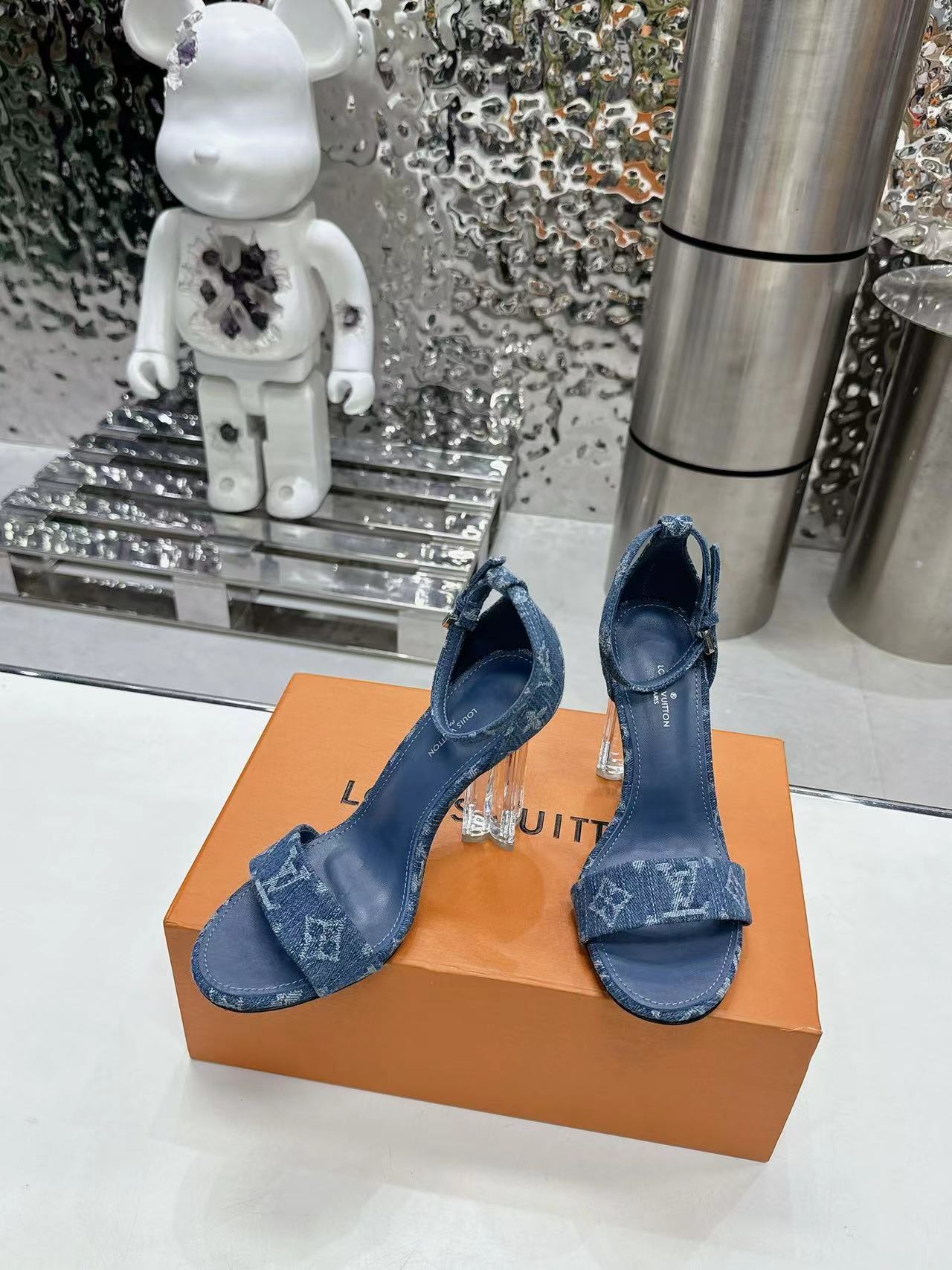 詳細な写真と価格については私に連絡してください。