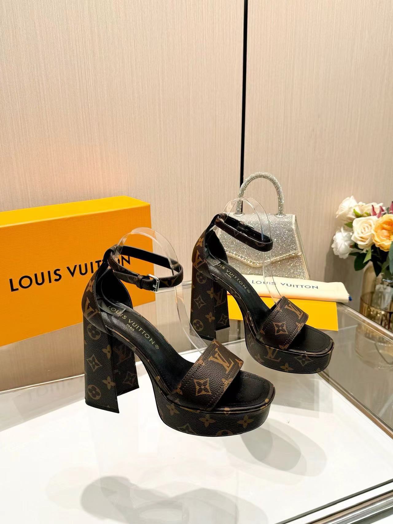 詳細な写真と価格については私に連絡してください。