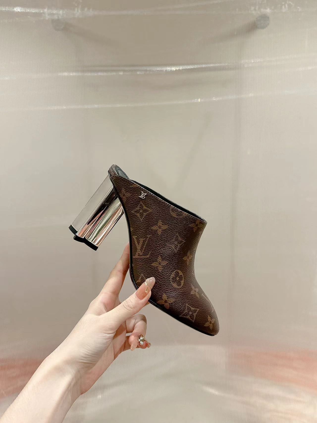 詳細な写真と価格については私に連絡してください。