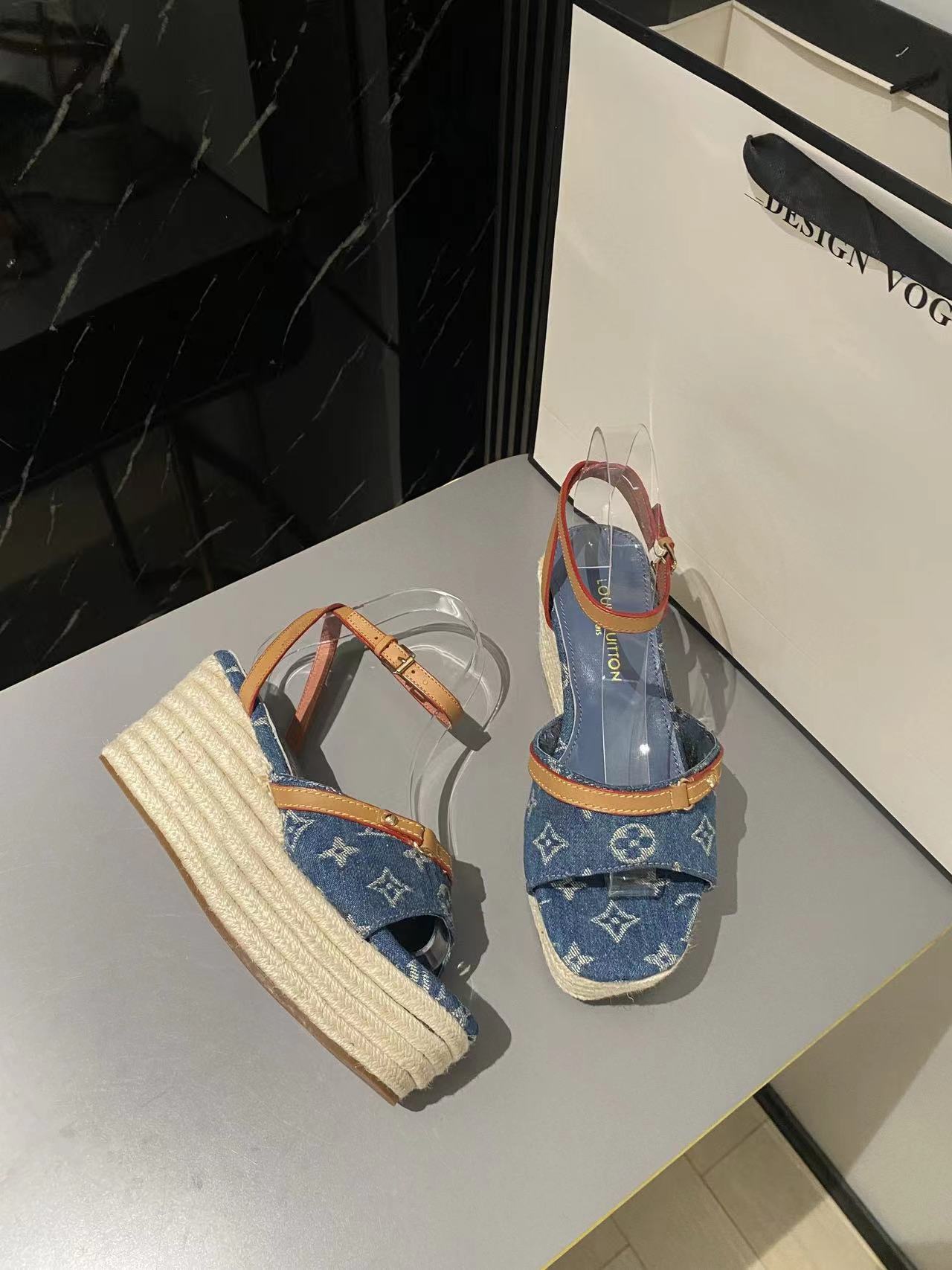 詳細な写真と価格については私に連絡してください。