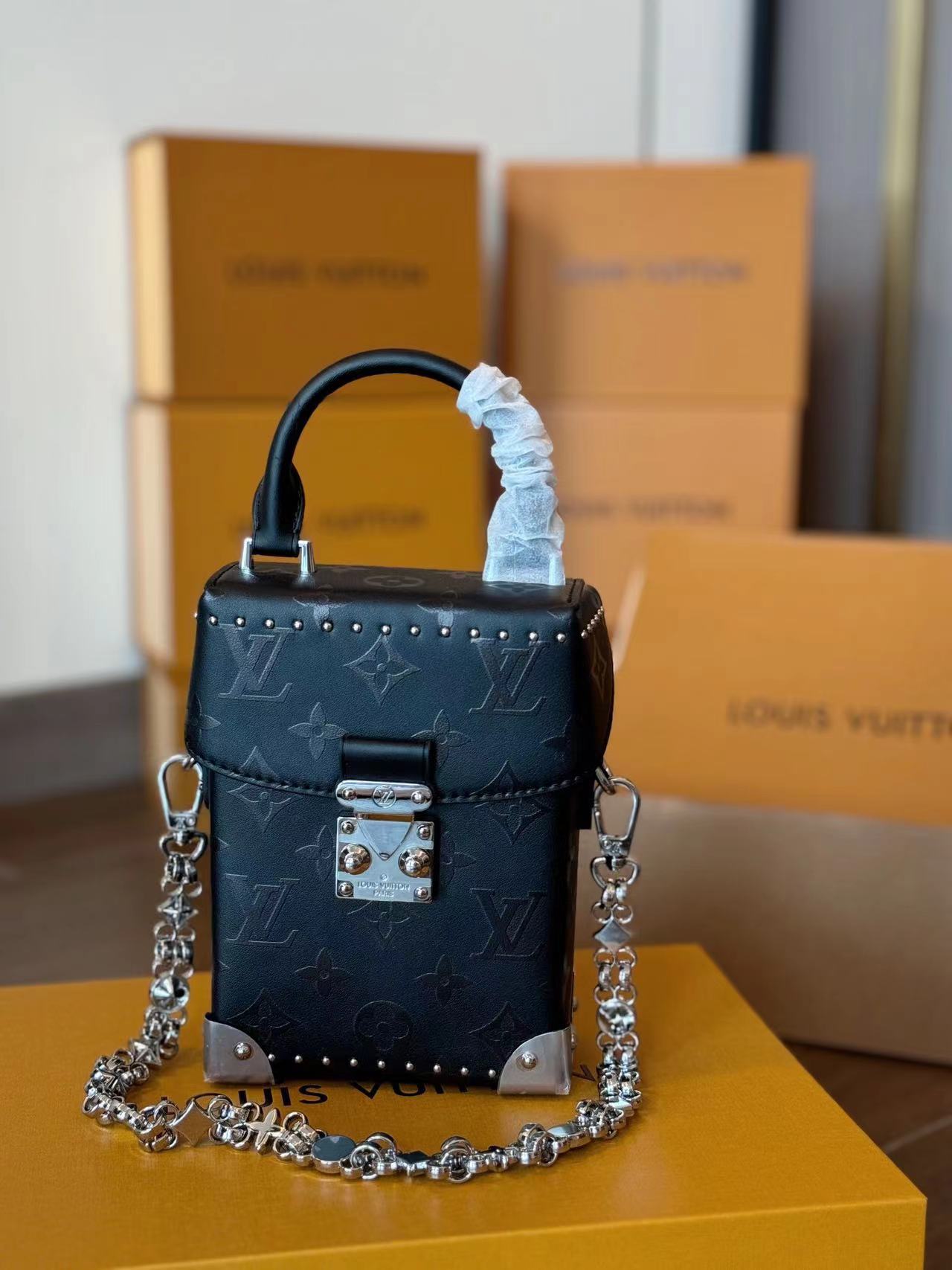 詳細な写真と価格については私に連絡してください