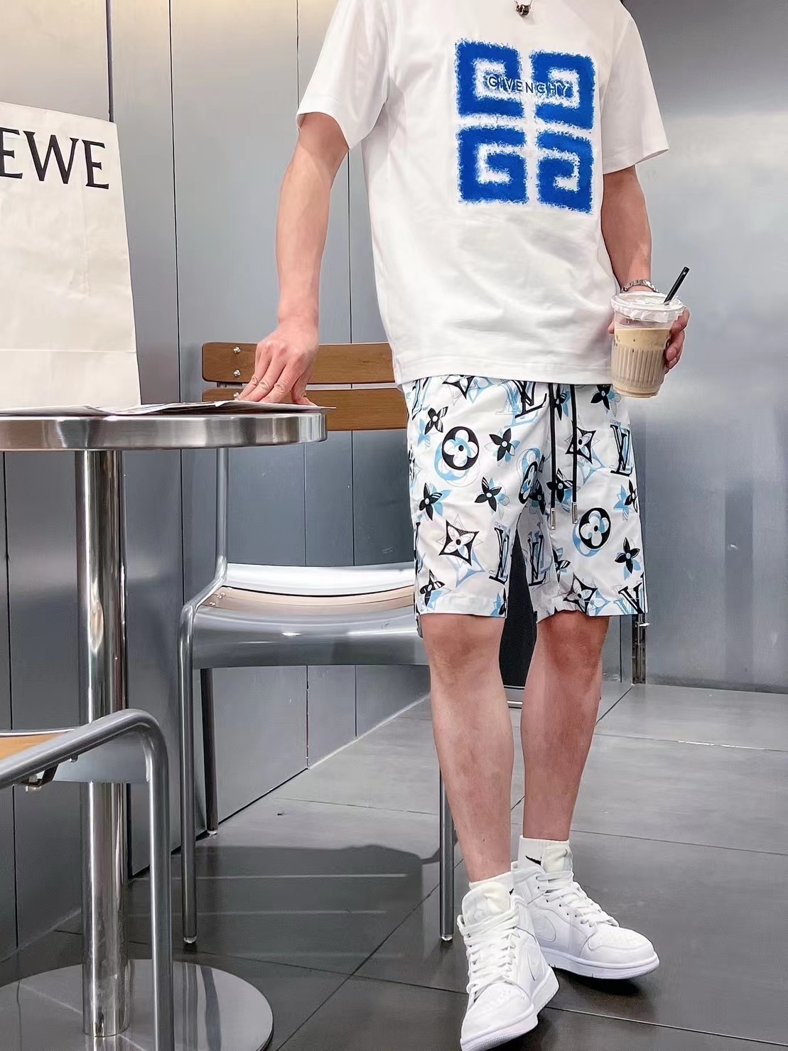 詳細な写真と価格については私に連絡してください。