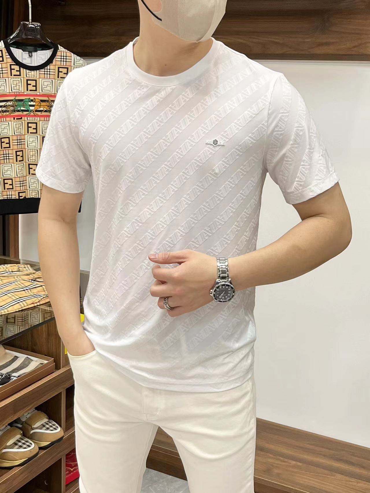 詳細な写真と価格については私に連絡してください。