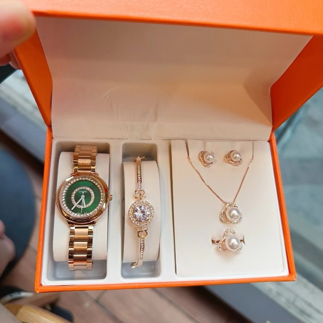 詳細な写真と価格については私に連絡してください。