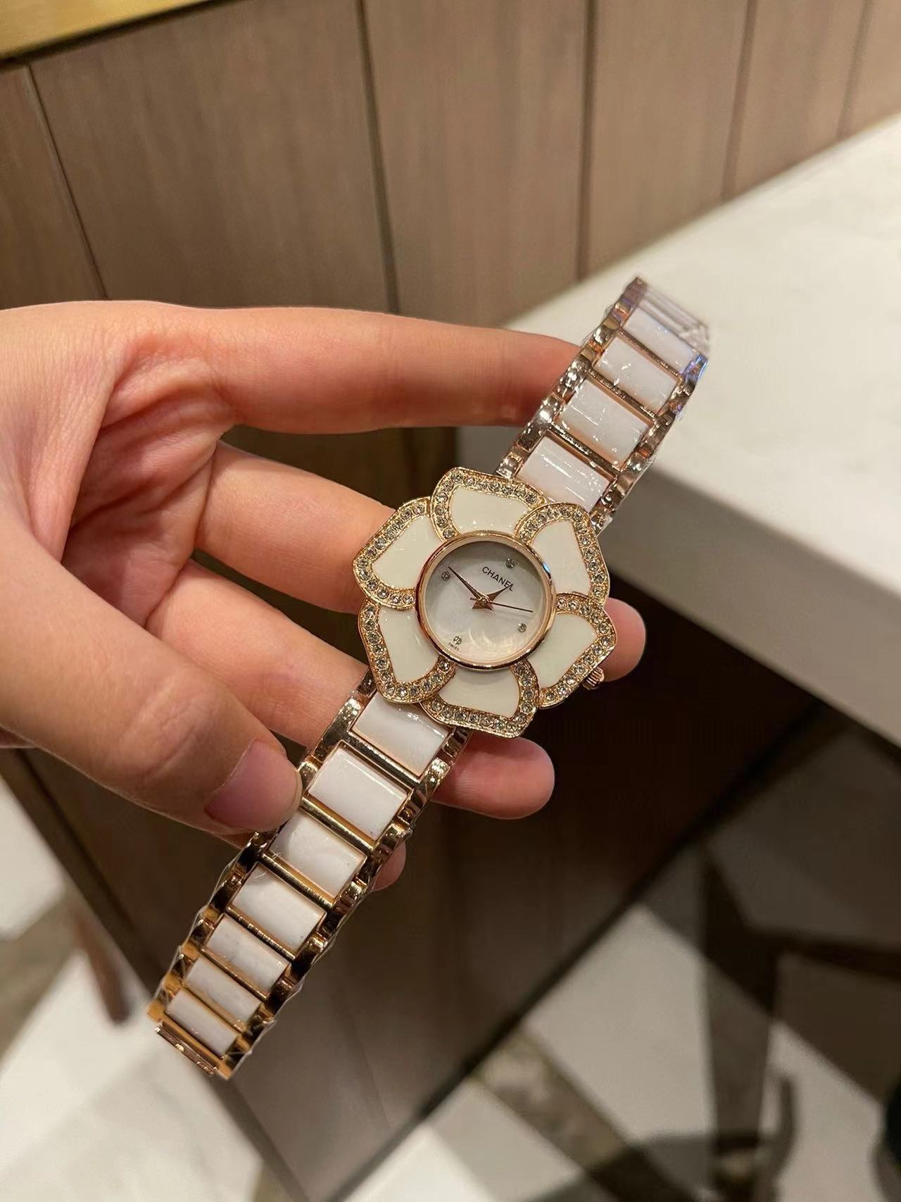 詳細な写真と価格については私に連絡してください。