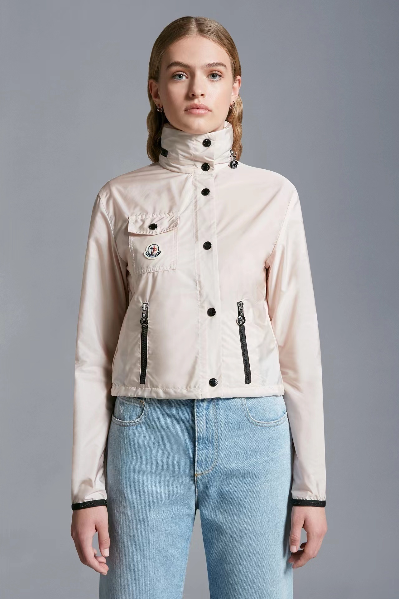 詳細な写真と価格については私に連絡してください。