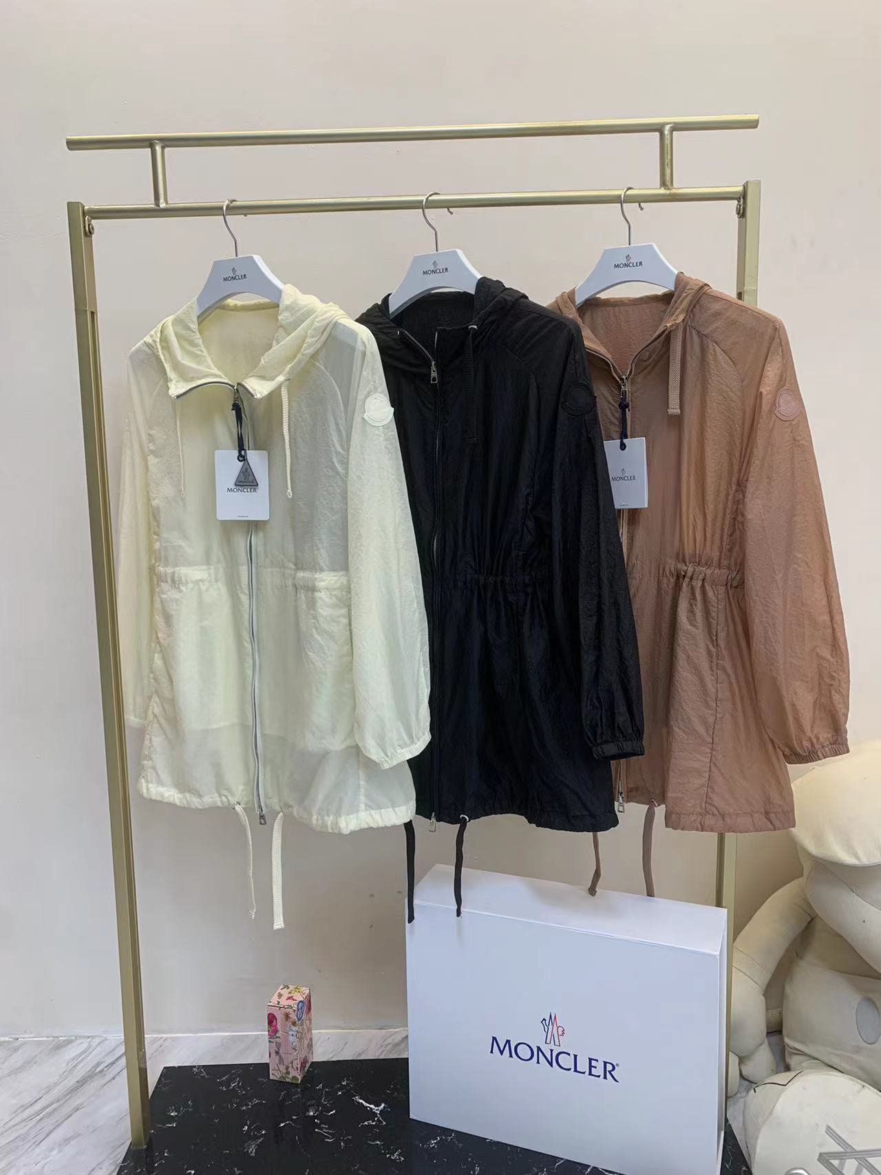 詳細な写真と価格については私に連絡してください。