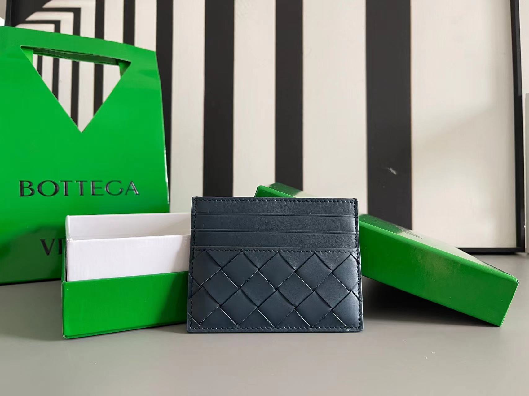 詳細な写真と価格については私に連絡してください。