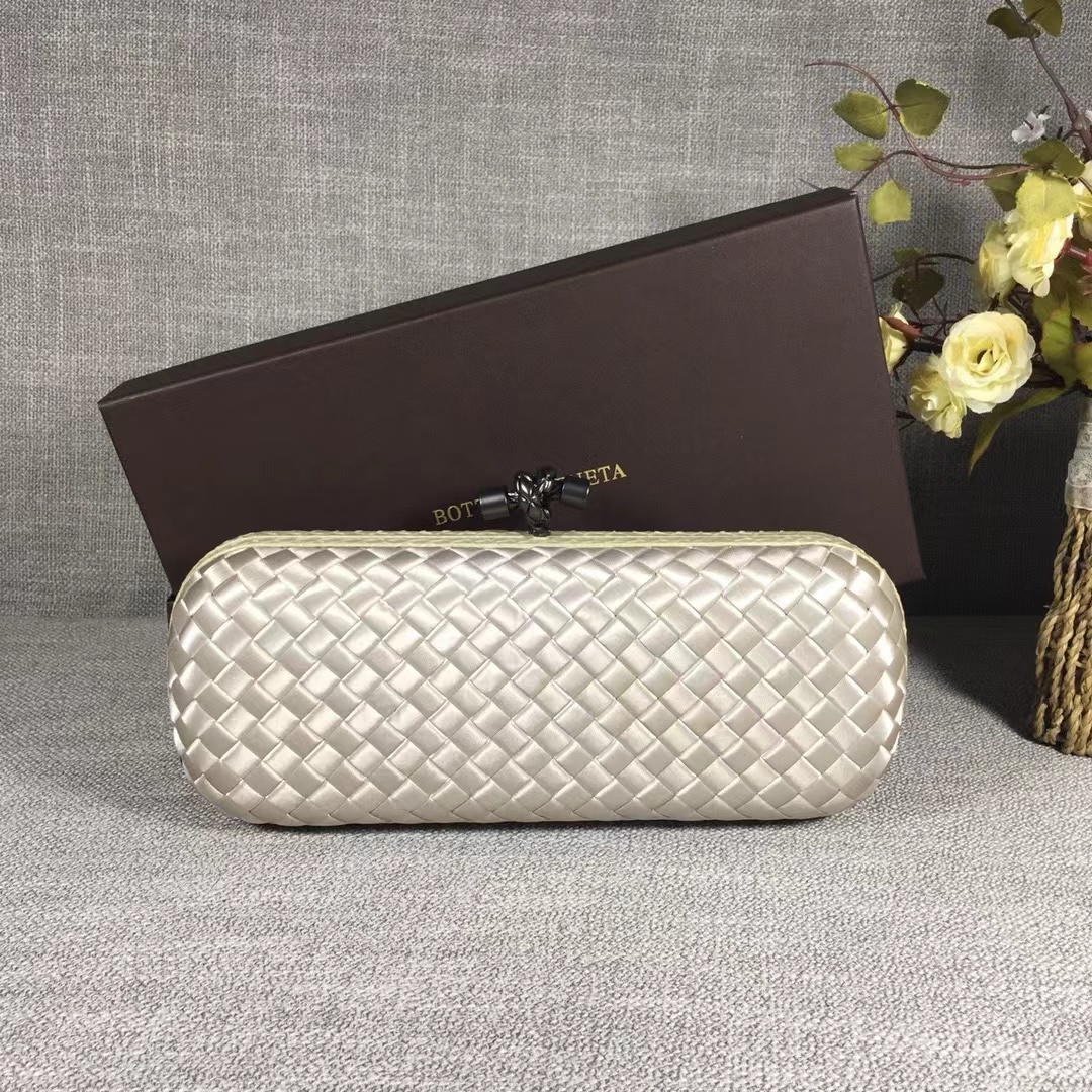 詳細な写真と価格については私に連絡してください。