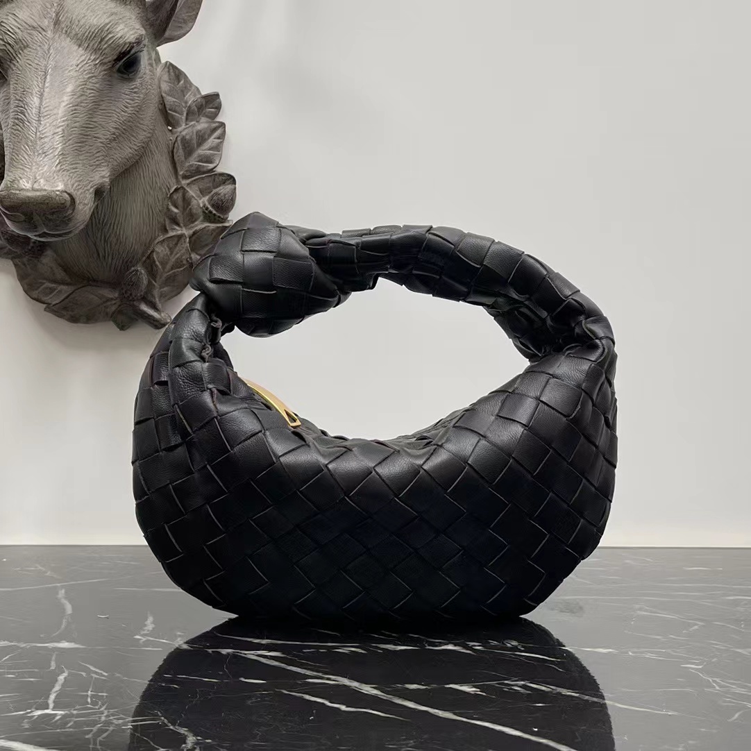 詳細な写真と価格については私に連絡してください。