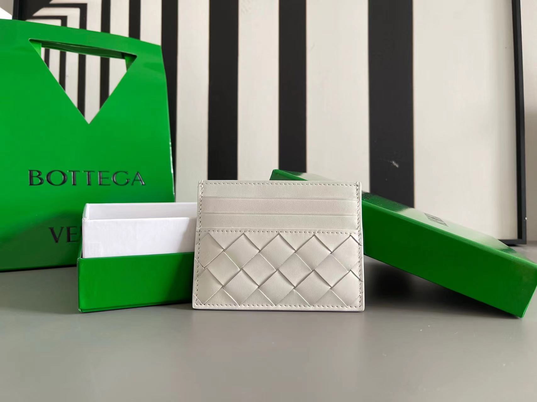 詳細な写真と価格については私に連絡してください。