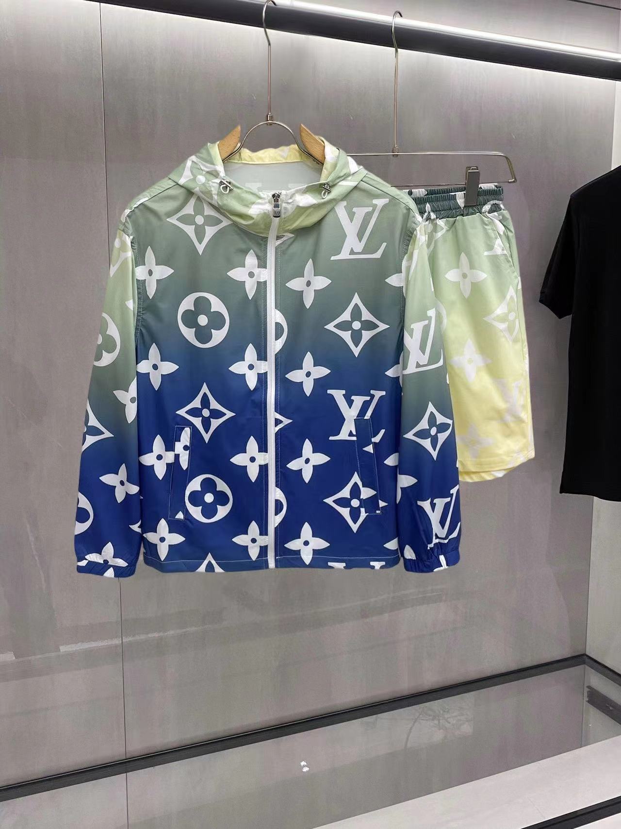 詳細な写真と価格については私に連絡してください