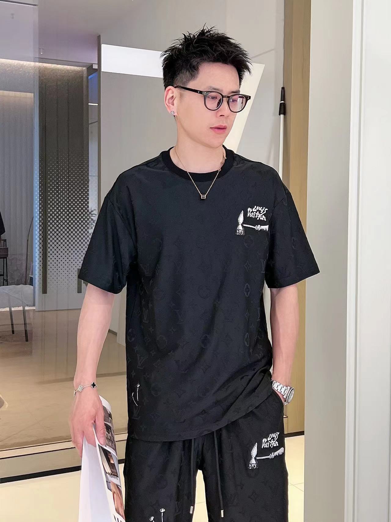 詳細な写真と価格については私に連絡してください