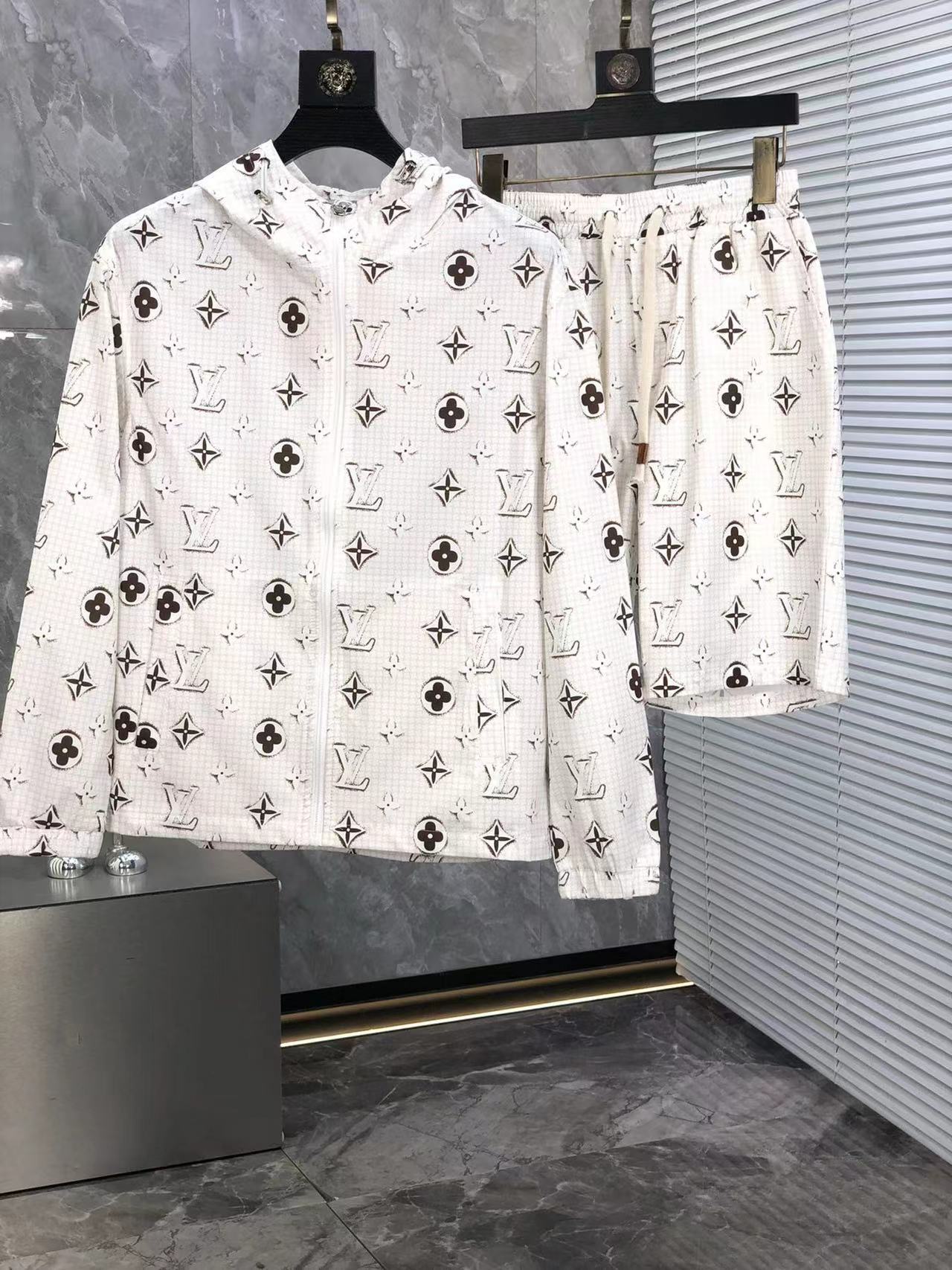 詳細な写真と価格については私に連絡してください