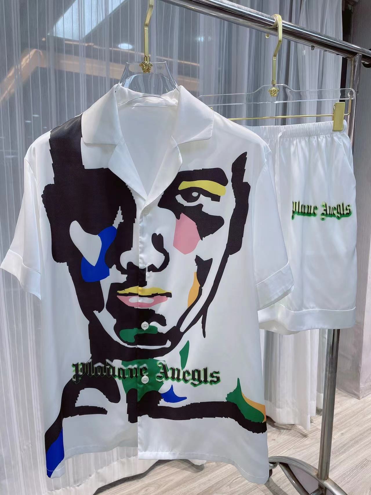 詳細な写真と価格については私に連絡してください