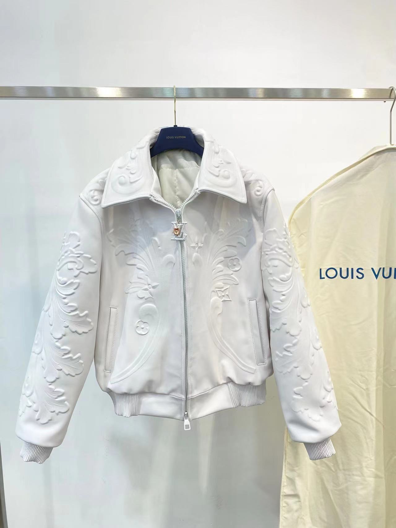 詳細な写真と価格については私に連絡してください