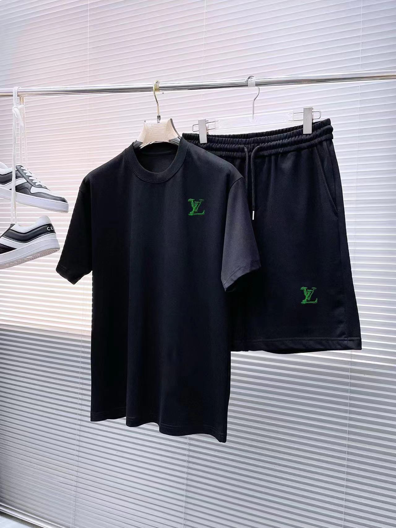 詳細な写真と価格については私に連絡してください