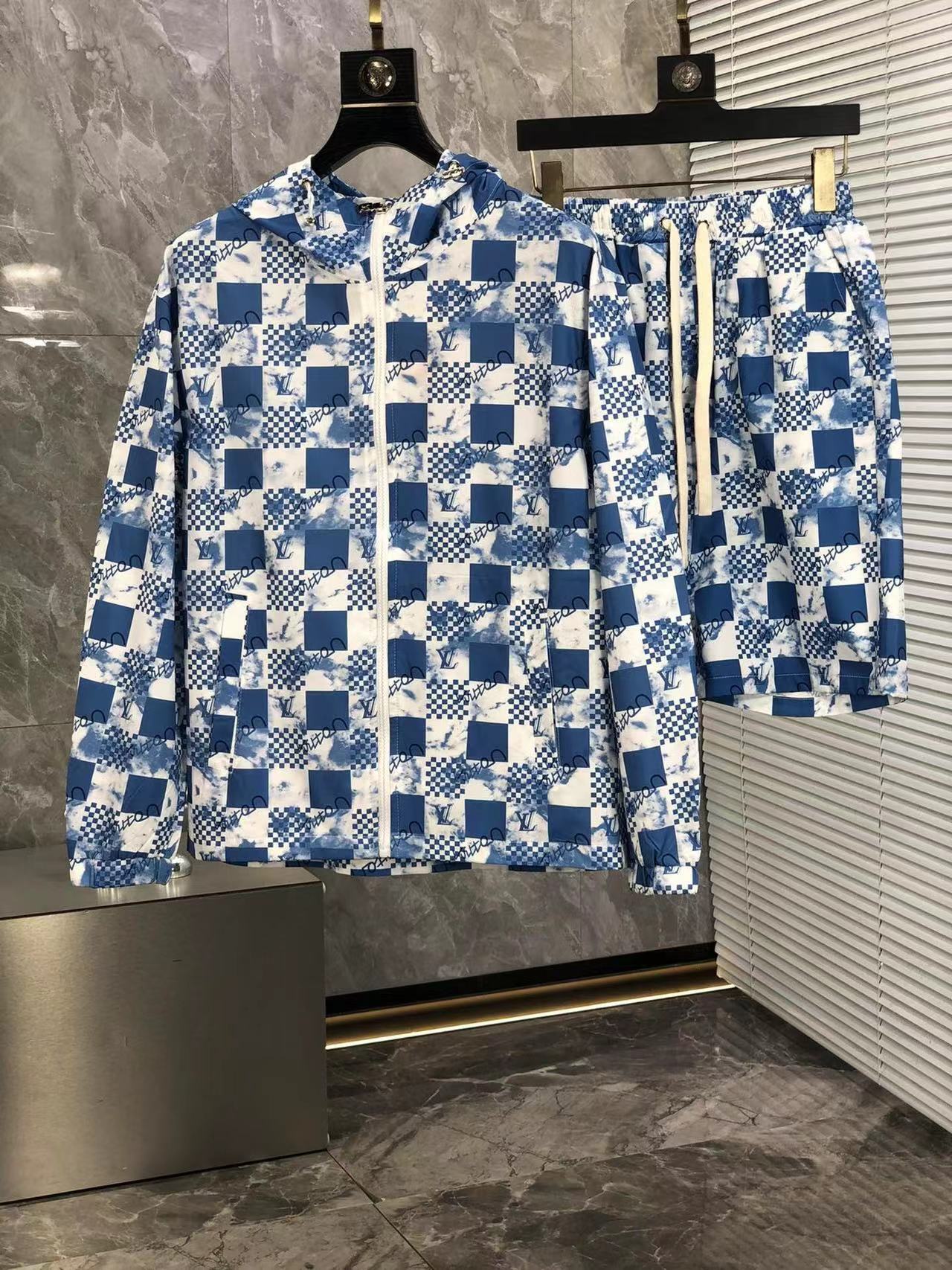 詳細な写真と価格については私に連絡してください