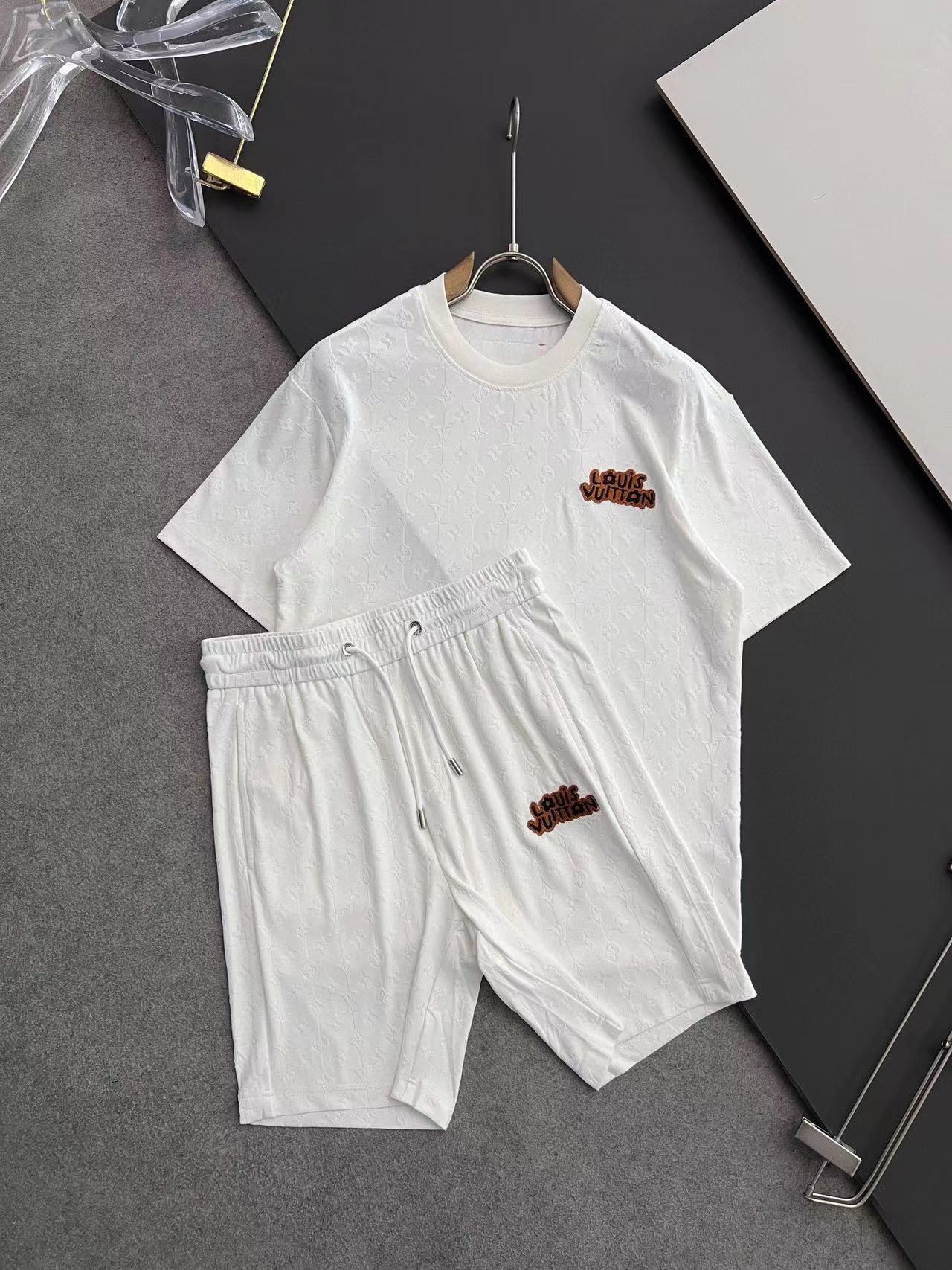 詳細な写真と価格については私に連絡してください