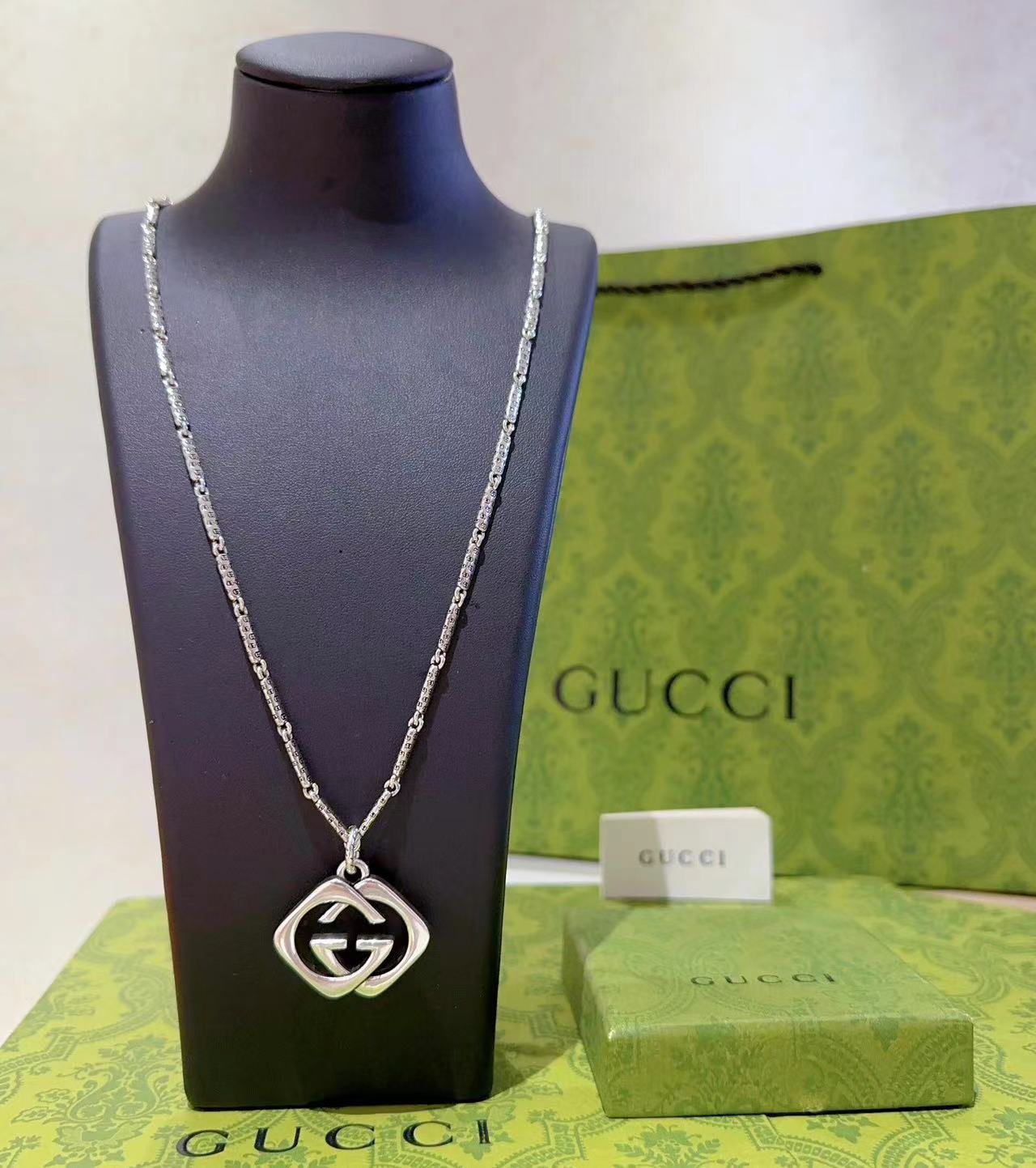 詳細な写真と価格については私に連絡してください。