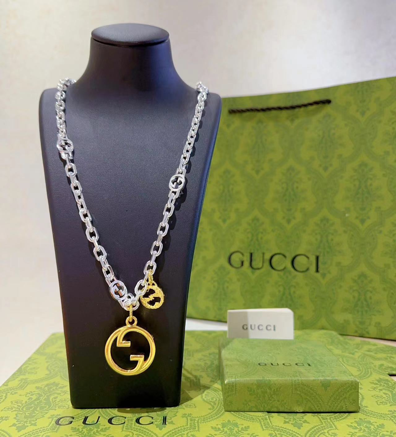 詳細な写真と価格については私に連絡してください。