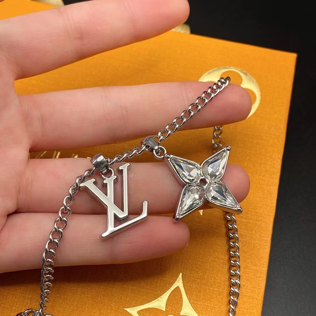 詳細な写真と価格については私に連絡してください。