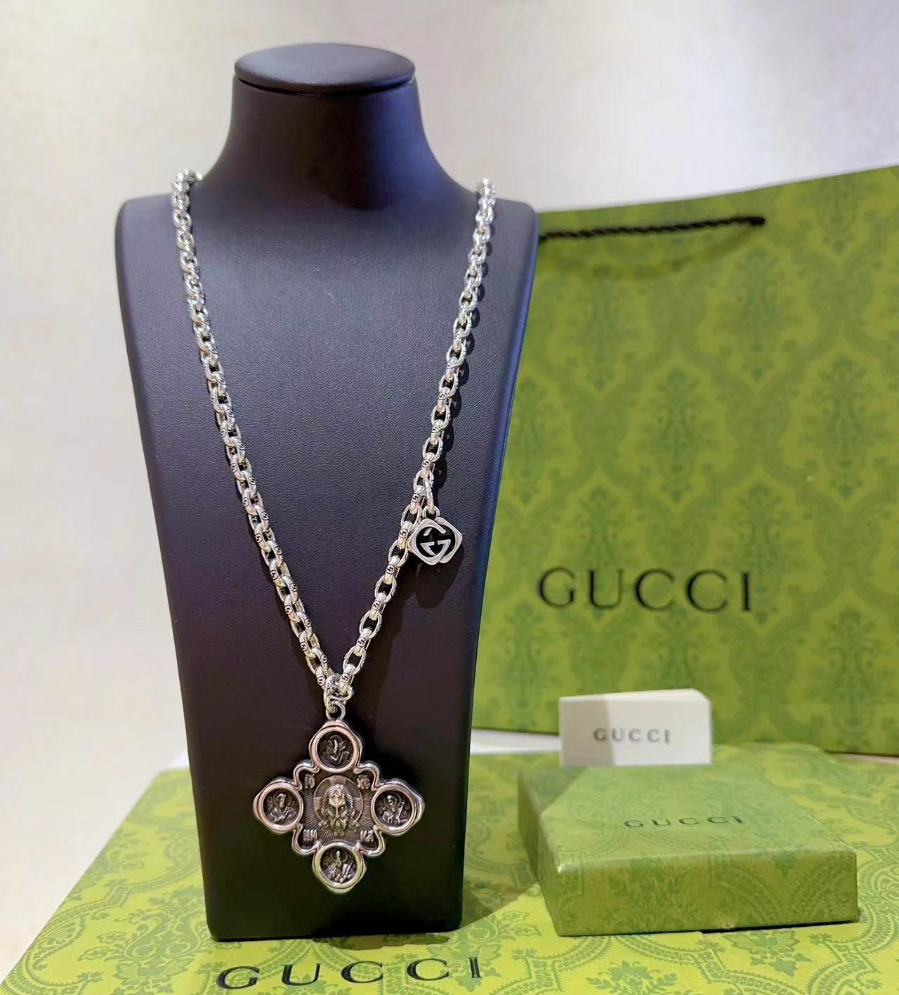 詳細な写真と価格については私に連絡してください。